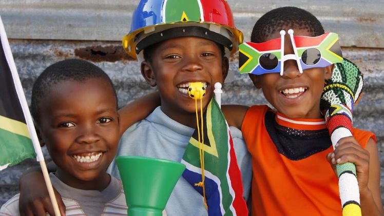 Südafrikanische Kinder-Fußballfans