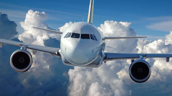 Flugzeug in den Wolken
