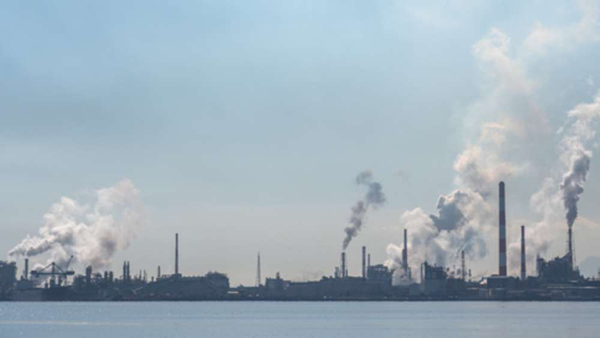 Emittierende Industrie am Wasser
