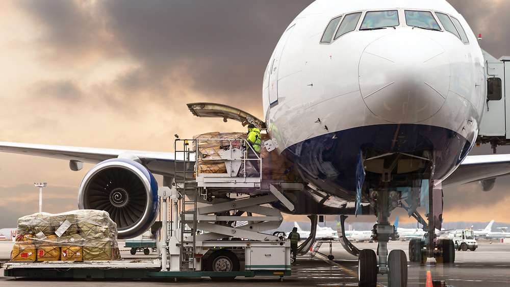 Frachtflugzeug wird beladen